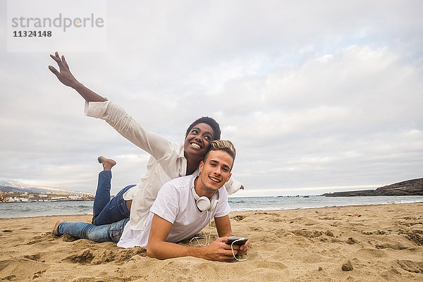 Glückliches junges Paar am Strand