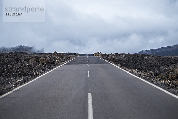 Spanien  Teneriffa  leere Straße im Teide-Nationalpark