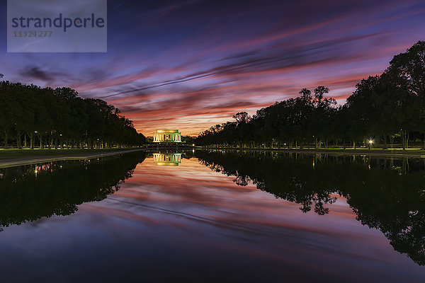 USA  Washington DC  Blick zum Lincoln Memorial bei Sonnenuntergang