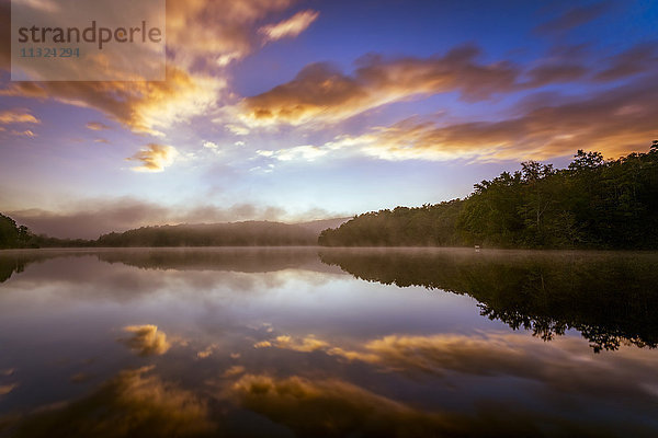 USA  North Carolina  Blowing Rock  Price Lake bei Sonnenaufgang vom Blue Ridge Parkway aus gesehen