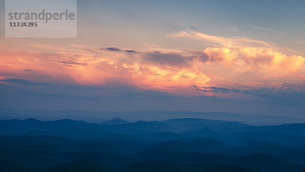 USA  Virginia  Blue Ridge Mountains bei Dämmerung