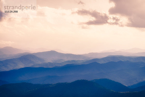 USA  Virginia  Blue Ridge Mountains bei Dämmerung