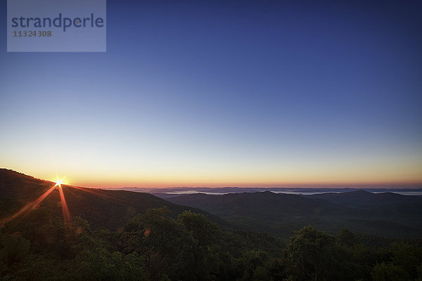 USA  North Carolina  Blick vom Blue Ridge Parkway auf den Pisgah Forest bei Sonnenaufgang