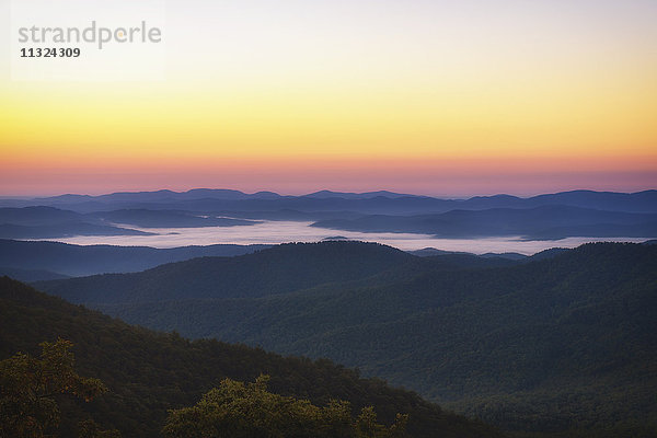 USA  North Carolina  Blick vom Blue Ridge Parkway auf den Pisgah Forest bei Sonnenaufgang