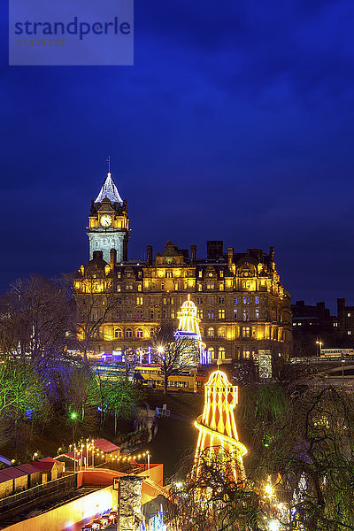 UK  Schottland  Edinburgh  Blick auf beleuchtetes Balmoral Hotel zur Weihnachtszeit