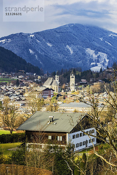 Österreich  Tirol  Kitzbühel  Blick auf die Stadt mit Kitzbüheler Alpen im Hintergrund
