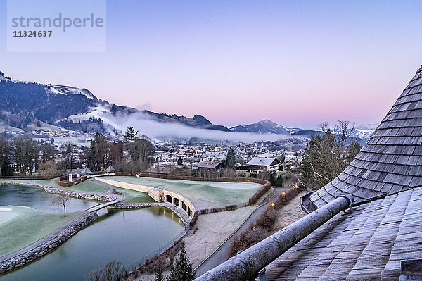 Österreich  Tirol  Kitzbühel  Blick auf die Stadt bei Morgendämmerung