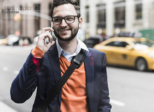 USA  New York City  Geschäftsmann mit Smartphone