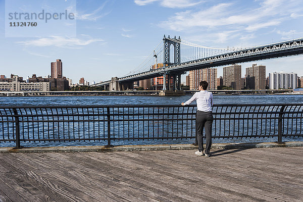 USA  Brooklyn  Rückansicht der Geschäftsfrau mit Blick auf East River