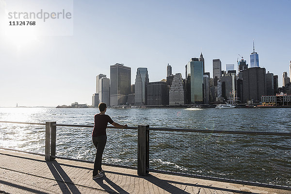 USA  Brooklyn  Rückansicht der Frau mit Blick auf die Skyline von Manhattan