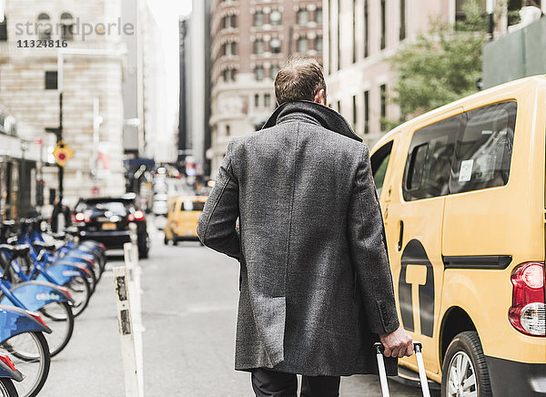 USA  New York City  Geschäftsmann unterwegs in Manhattan