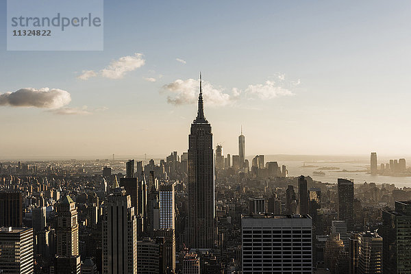 USA  New York City  Stadtbild mit Empire State Building von der Aussichtsplattform des Rockefeller Centers aus gesehen