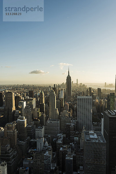 USA  New York City  Stadtbild mit Empire State Building von der Aussichtsplattform des Rockefeller Centers aus gesehen