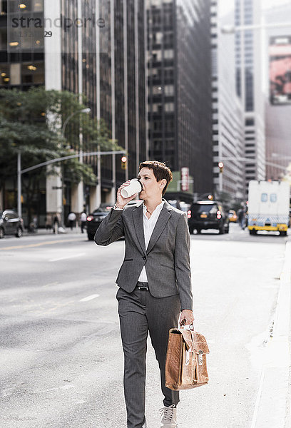 USA  New York City  Geschäftsfrau in Manhattan mit Kaffee zum Mitnehmen