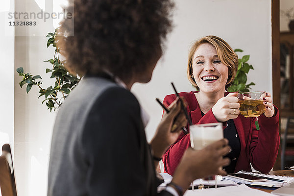 Zwei junge Frauen in einem Café