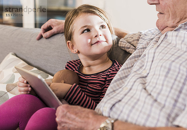 Großvater lesen Geschichte für seine Enkelin  mit ebook
