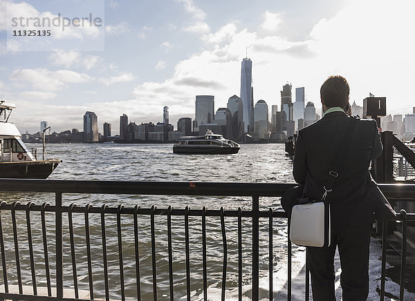 USA  Geschäftsmann an der New Jersey Waterfront mit Blick auf Manhattan
