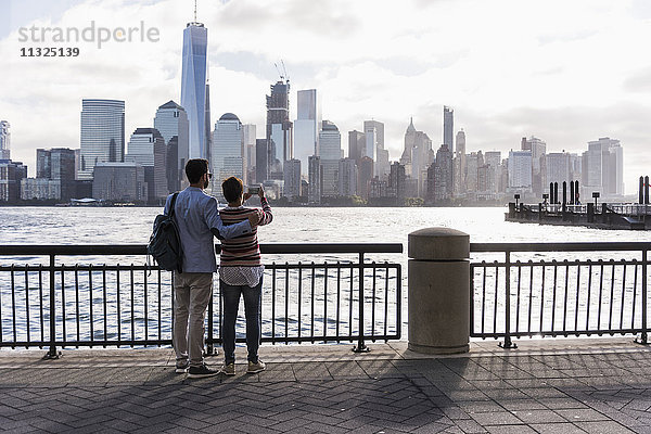USA  Mann und Frau an der New Jersey Waterfront mit Blick auf Manhattan