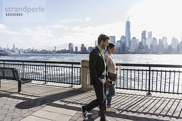USA  Mann und Frau gehen am New Jersey Waterfront mit Blick nach Manhattan