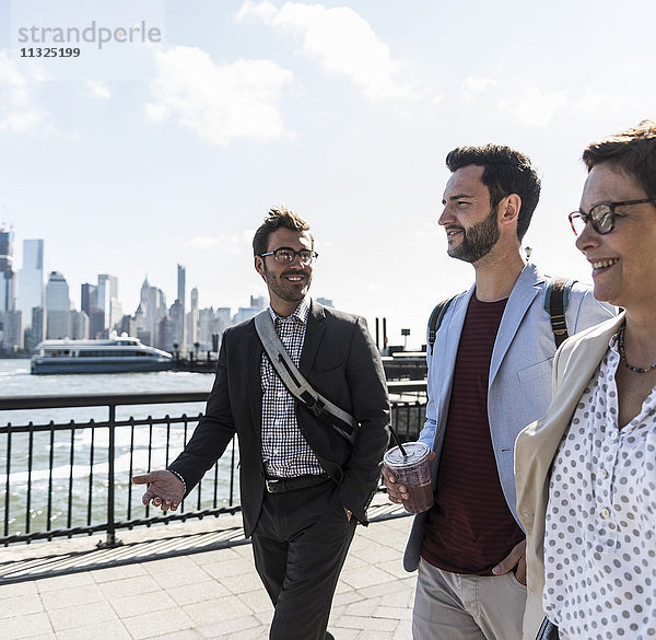 USA  Kollegen zu Fuß an der New Jersey Waterfront mit Blick auf Manhattan