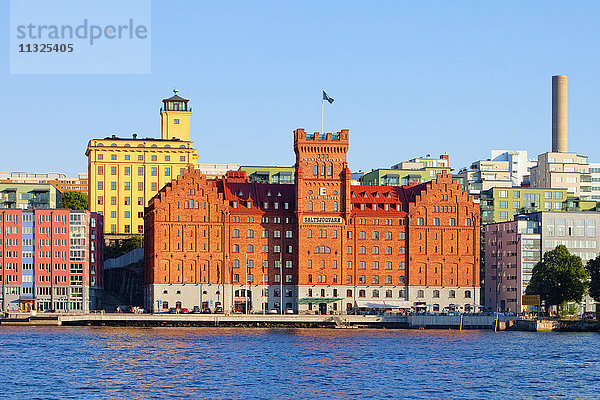 Schweden  Stockholm - Saltsjoquarn und neue Wohngebäude am Meer.