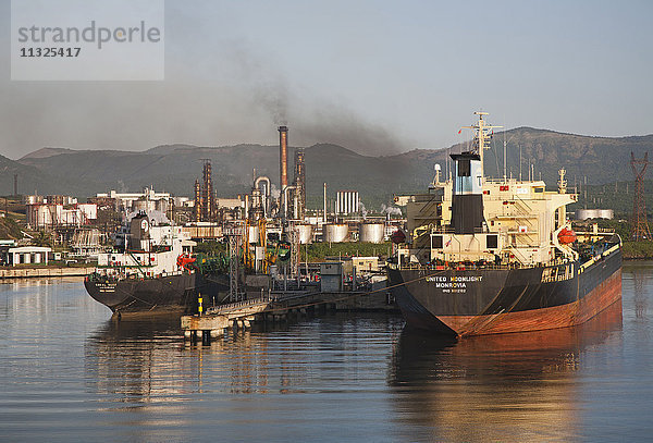 Öltanker und Ölraffinerie in Kuba