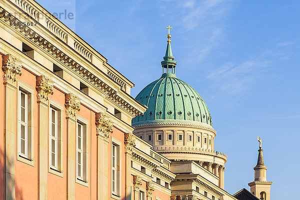 Deutschland  Potsdam  ehemaliges Stadtschloss mit St. Nikolauskirche im Hintergrund