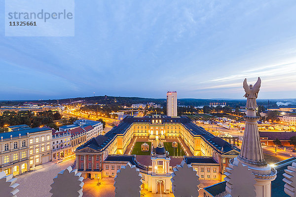 Deutschland  Potsdam  Blick auf beleuchtetes Potsdamer Stadtschloss mit Fortuna-Portal von der St. Nikolauskirche aus