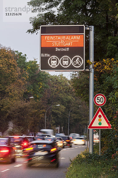 Deutschland  Stuttgart  Warnschild für Feinstaub auf der Autobahn