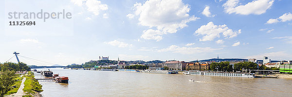 Slowakei  Bratislava  Flusskreuzfahrtschiffe auf der Donau