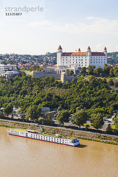 Slowakei  Bratislava  Blick auf Burg mit Flusskreuzfahrtschiff auf der Donau im Vordergrund