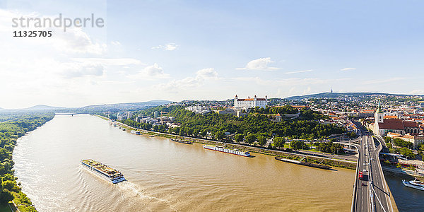 Slowakei  Bratislava  Stadtbild mit Flusskreuzfahrtschiff auf der Donau