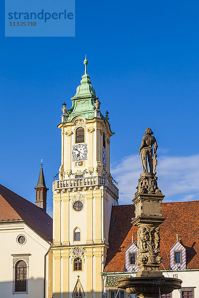 Slowakei  Bratislava  Blick auf das alte Rathaus und den Maximilianbrunnen in der Altstadt