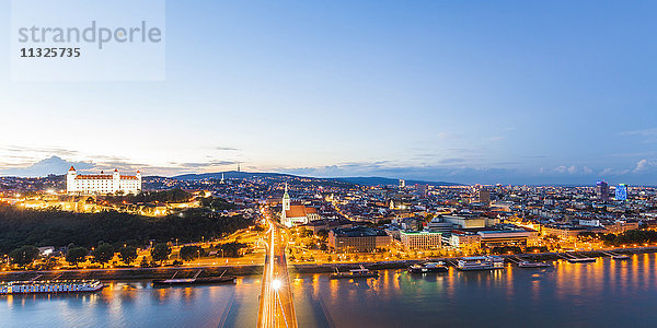 Slowakei  Bratislava  Stadtbild mit Donau im Vordergrund bei Abenddämmerung