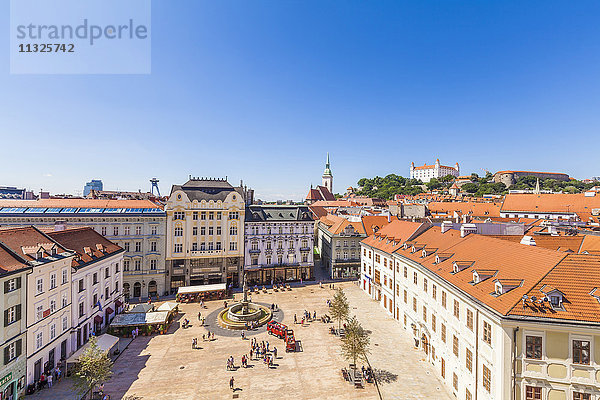 Slowakei  Bratislava  Blick zum Hauptplatz mit Maximilian-Brunnen in der Altstadt von oben