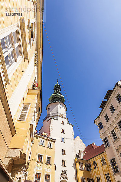 Slowakei  Bratislava  Blick auf Michaels Tor an der Altstadt von unten