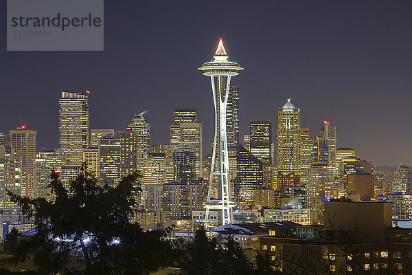 Seattle Stadt und Space Needle bei Nacht