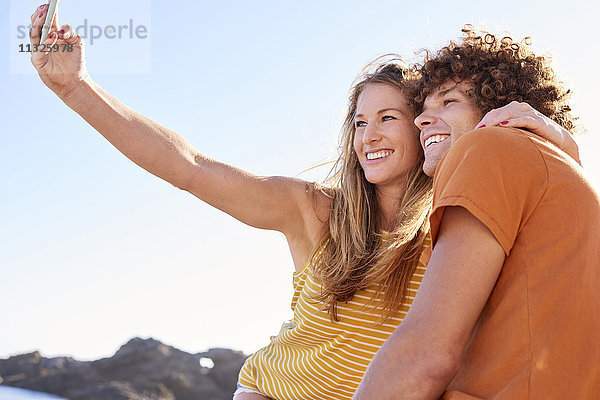 Ein glückliches Paar  das einen Selfie nimmt.