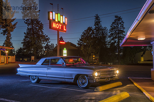 Oldtimer-Cadillac bei Nacht