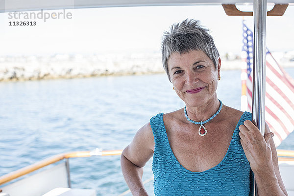 Lächelnde reife Frau auf einer Bootsfahrt
