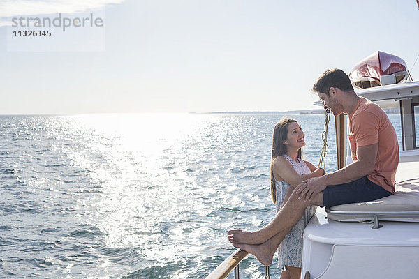 Junges Paar auf einer Bootsfahrt