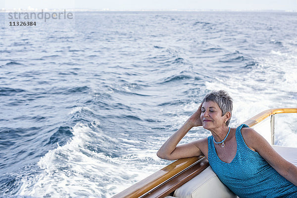 Lächelnde Frau auf einer Bootsfahrt