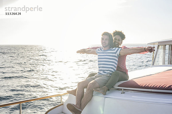 Glückliches junges Paar auf einer Bootsfahrt
