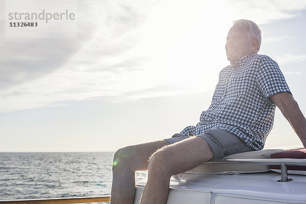 Lächelnder älterer Mann auf einer Bootsfahrt