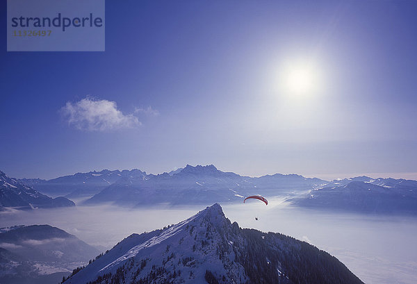 Berge und Gleitschirme im Kanton Waadt