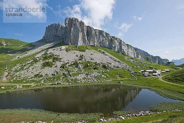 Berge und der See Lac d'Ai in Leysin im Kanton Waadt