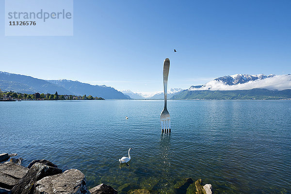 Gabelskulptur im Genfer See in Vevey