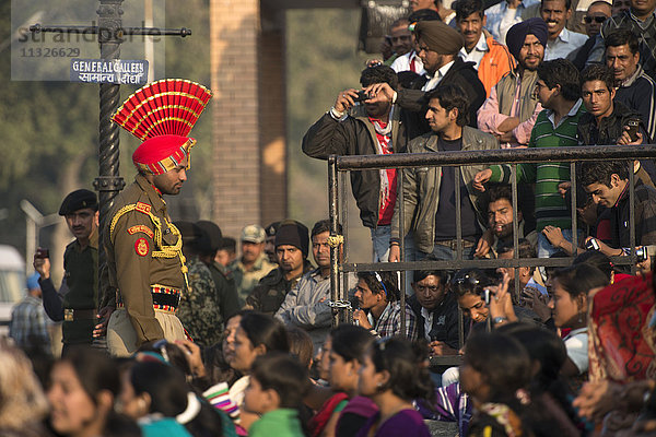Menschen in Amritsar im Punjab