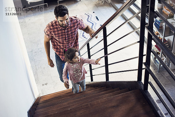 Vater und Tochter beim Treppensteigen