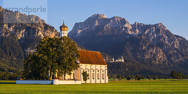 Deutschland  Schwangau  Blick zur Wallfahrtskirche St. Coloman und Schloss Neuschwanstein